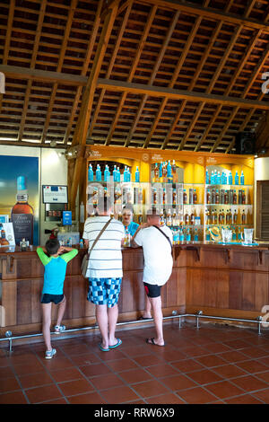 Die Verkostung Zimmer in Trois Rivieres Rum Distillery in Martinique, Niederländische Antillen. Stockfoto