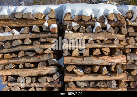 Ordentlich gestapelte Brennholz. Close-up Stockfoto