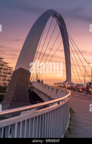 Glasgow/Schottland - 20. September 2016: Die Clyde Arc bridge bei Sonnenuntergang Stockfoto