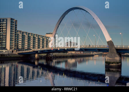 Glasgow/Schottland - 20. September 2016: Die Clyde Arc und die umliegenden Gebäude vor blauem Himmel Stockfoto