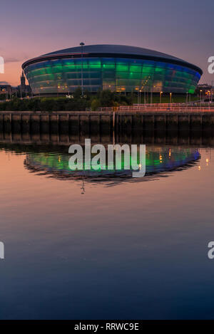 Glasgow/Schottland - 20. September 2016: Die SSE-Hydro in Blau und Grün beleuchtet und in den Clyde River bei Sonnenuntergang wider, Hochformat Stockfoto