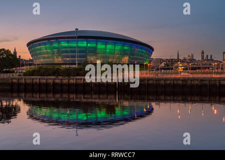 Glasgow/Schottland - 20. September 2016: Die SSE-Hydro in Blau und Grün beleuchtet und in den Clyde River bei Dämmerung wider Stockfoto
