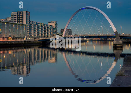 Glasgow/Schottland - 20. September 2016: Die Clyde Arc und die umliegenden Gebäude vor einem blauen Himmel, im Clyde River nieder Stockfoto