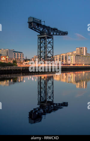 Glasgow/Schottland - 20. September 2016: Die finnieston Kran vor blauem Himmel, mit einem Spiegelbild Spiegelbild im Clyde River Stockfoto