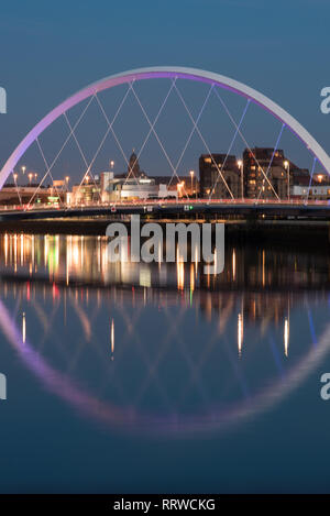 Glasgow/Schottland - 20. September 2016: Die Clyde Arc in den Clyde River in der Nacht wider, Hochformat Stockfoto