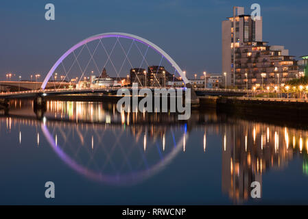 Glasgow/Schottland - 20. September 2016: Die Clyde Arc und die umliegenden Gebäude beleuchtet und in den Clyde River in der Nacht wider Stockfoto