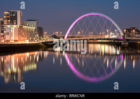 Glasgow/Schottland - 20. September 2016: Die Clyde Arc bis in violett beleuchtet und die umliegenden Gebäude, in den Clyde River nieder in der Nacht Stockfoto