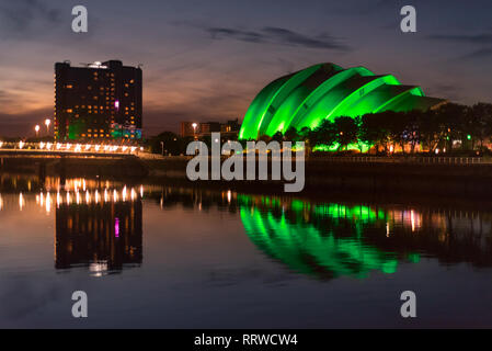 Glasgow/Schottland - 20. September 2016: Blick auf die SEC Armadillo grün leuchtet, in der Clyde River nieder Stockfoto