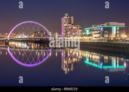 Glasgow/Schottland - 20. September 2016: Die Clyde Arc bis in violett beleuchtet, in der Clyde River nieder in der Nacht Stockfoto