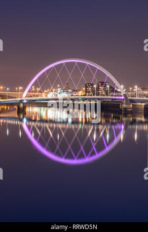 Glasgow/Schottland - 20. September 2016: Die Clyde Arc in den Clyde River in der Nacht wider, Hochformat Stockfoto