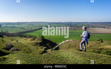 Reife weibliche Rambler bewundern schöne Hügel Aussicht vom weißen Blatt Hill in Wiltshire, Großbritannien Stockfoto