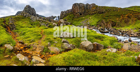 Panoramablick auf Wüste Fjordlandschaft und Selbrekkufoss Wasserfall in der Nähe von seydisfjördur auf Island Stockfoto