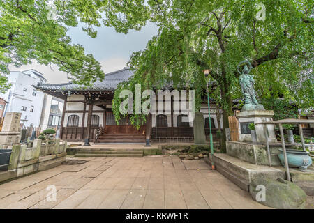 Taito Bezirk, Tokyo, Japan - 18. August 2017: Honden und Bodhisattva Kannon Statue an Daioji Nichiren Sekte des Buddhismus Tempel und Friedhof. Stockfoto