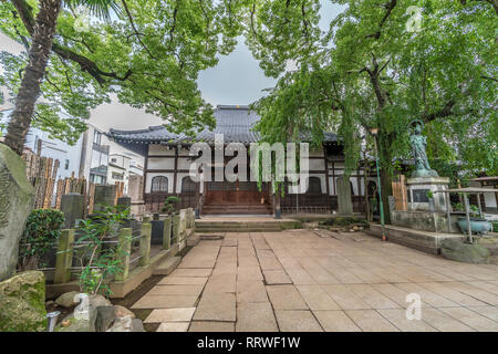 Taito Bezirk, Tokyo, Japan - 18. August 2017: Honden und Bodhisattva Kannon Statue an Daioji Nichiren Sekte des Buddhismus Tempel und Friedhof. In Y Stockfoto