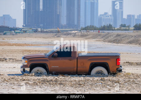 GMC Sierra SLE gehaftet in einem Schlamm und Links verlassen, Zayed Hafens Abu Dhabi, VAE Stockfoto