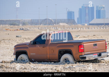 GMC Sierra SLE gehaftet in einem Schlamm und Links verlassen, Zayed Hafens Abu Dhabi, VAE Stockfoto