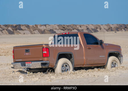 GMC Sierra SLE gehaftet in einem Schlamm und Links verlassen, Zayed Hafens Abu Dhabi, VAE Stockfoto