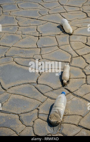 Leere Plastikflaschen, die von Touristen am Strand links, Kunststoff Umweltverschmutzung und Dürre (globale Erwärmung) Konzept Stockfoto