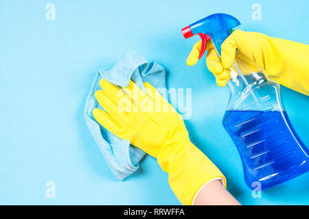 Reinigung Konzept auf blauem Hintergrund. Stockfoto