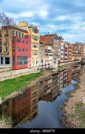 Reihe von bunten Gebäude in den Fluss Onyar Girona, Spanien wider Stockfoto