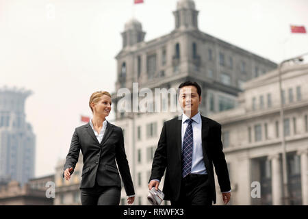 Porträt einer Mitte nach Geschäftsmann zu Fuß neben einem weiblichen Kollegen. Stockfoto