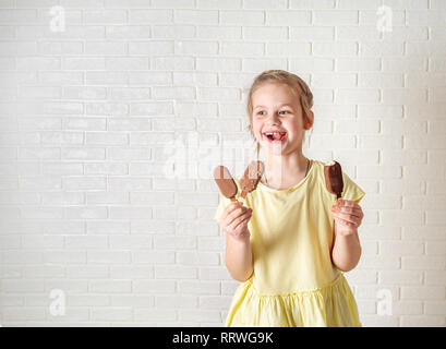 Gerne kleine Mädchen essen Popsicle im Sommer Platz kopieren Stockfoto