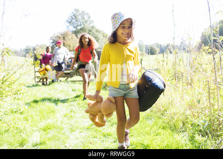 Mädchen Camping mit der Familie, mit Schlafsack und Teddybär Stockfoto