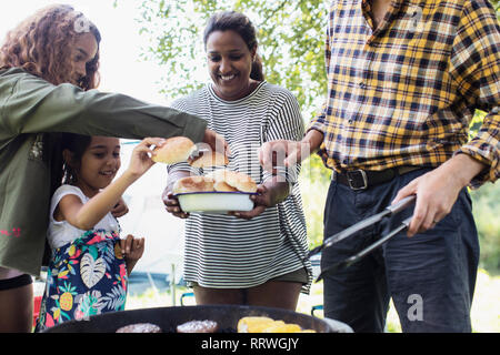 Familie grillen Hamburger Stockfoto