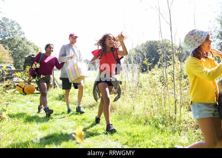 Eifrig, Familie, Camping Ausrüstung im sonnigen Bereich Stockfoto