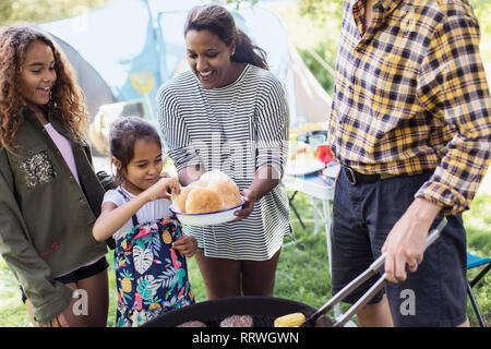 Familie grillen Hamburger auf dem Campingplatz Stockfoto