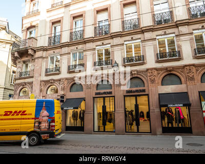 Straßburg, Frankreich - 26.Oktober 2018: DHL Deutsche Post gelben Lieferwagen auf der Straße geparkt in Frankreich vor der Luxus mode kleidung store Zadig und Voltaire Stockfoto