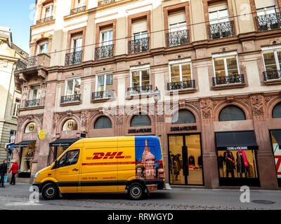 Straßburg, Frankreich - 26.Oktober 2018 verlassen: DHL Deutsche Post gelb Lieferung van Frankreich vor der Luxus mode kleidung store Zadig und Voltaire - Moskau Aufkleber auf der Van Stockfoto