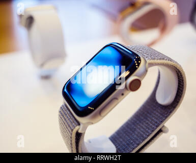 PARIS, Frankreich, 25.Oktober 2018: Die neuesten Apple Watch Serie 4 Smartwatch tragbare Gerät von Apple Computern anzeigen Blaues OLED-Bildschirm hergestellt Stockfoto