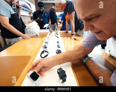 Straßburg, Frankreich - 21.September 2018: älterer Mann an der neuen Apple Watch Serie 4 smartwatch im Apple Store suchen Stockfoto