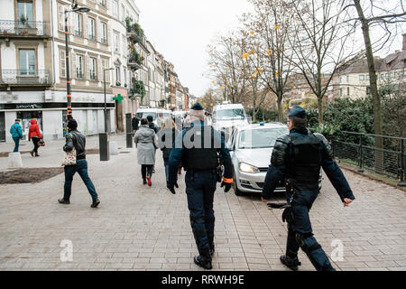 Straßburg, Frankreich - Dez 8, 2018: CRS französische Polizisten, die die Zone am Quai des Bateliers Straße Schutz gegen gelbe Jacken Stockfoto