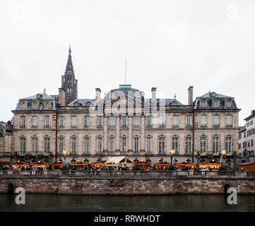 Straßburg, Frankreich - Dez 8, 2018: Straßburg Weihnachtsmarkt in Straßburg während der Winterurlaub mit rohan Palast und Marktständen verkaufen Spielwaren essen und Glühwein Stockfoto
