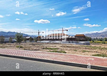 Bau neuer Traditionelle chinesische Gebäude an einem sonnigen Tag. Entwicklung neuer Gebiete im Norden von China. Stockfoto