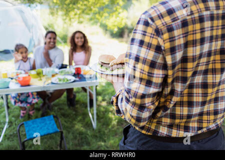 Vater mit Grill Hamburger Familie Camping Tisch Stockfoto