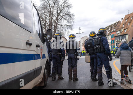 Straßburg, Frankreich - Dez 8, 2018: Ansicht der Rückseite des CRS französische Polizisten sichern die Zone vor dem Gelben Westen Bewegung die Demonstranten auf Quai des Bateliers Straße Stockfoto