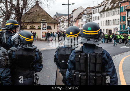 Straßburg, Frankreich - Dez 8, 2018: Ansicht der Rückseite des CRS französische Polizisten sichern die Zone vor dem Gelben Westen Bewegung die Demonstranten auf Quai des Bateliers Straße Stockfoto