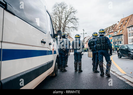 Straßburg, Frankreich - Dez 8, 2018: Ansicht der Rückseite des CRS französische Polizisten sichern die Zone vor dem Gelben Westen Bewegung die Demonstranten auf Quai des Bateliers Straße Stockfoto