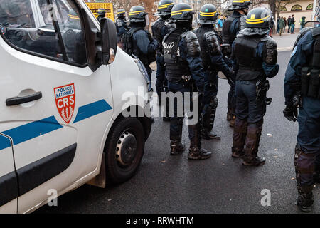 Straßburg, Frankreich - Dez 8, 2018: Ansicht der Rückseite des CRS französische Polizisten sichern die Zone vor dem Gelben Westen Bewegung die Demonstranten auf Quai des Bateliers Straße Stockfoto