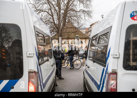 Straßburg, Frankreich - Dez 8, 2018: Ansicht der Rückseite des CRS französische Polizisten sichern die Zone vor dem Gelben Westen Bewegung die Demonstranten auf Quai des Bateliers Straße sicher zwischen zwei Lieferwagen Stockfoto