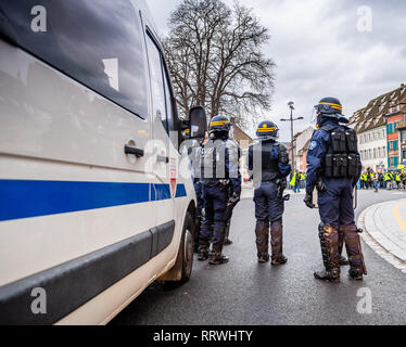 Straßburg, Frankreich - Dez 8, 2018: Ansicht der Rückseite des CRS französische Polizisten sichern die Zone vor dem Gelben Westen Bewegung die Demonstranten auf Quai des Bateliers Straße Stockfoto