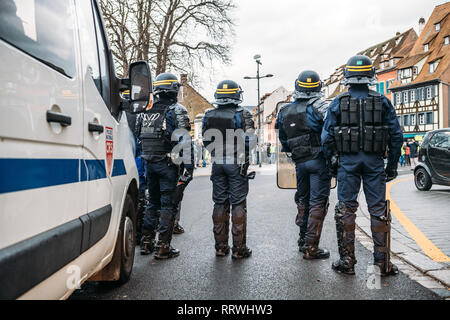 Straßburg, Frankreich - Dez 8, 2018: Ansicht der Rückseite des CRS französische Polizisten sichern die Zone vor dem Gelben Westen Bewegung die Demonstranten auf Quai des Bateliers Straße Stockfoto