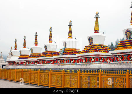 Tibetischen religiösen Elemente der Chorten. Ernst von bunten Stupa in Kumbum Kloster in Xining, China. Stockfoto