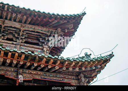 Holz- Traditionelle Chinesische Dach der Pagode. Dachkonstruktion aus Buddhistischer Tempel. Orientalische Architektur des Klosters Kumbum in Xining. Stockfoto
