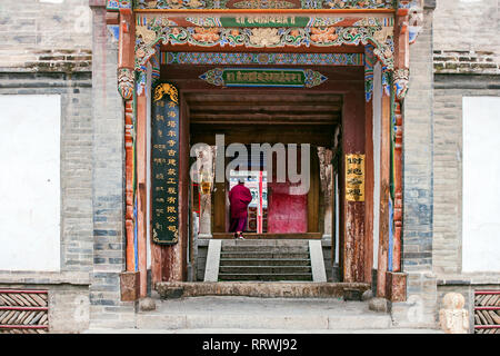 CHINA, XINING - SEPTEMBER 15, 2018. Mönch ist zu Fuß in den Tibetischen Tempel. Der Mensch ist in alten buddhistischen Klosters Kumbum. Stockfoto