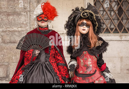 Paar maskierte Frauen in Venedig Stockfoto