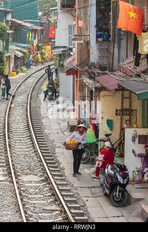 Anzeigen von Hanoi Bahnhof Straße zwischen Le Duan und Kham Thin Straße in Hanoi Old Quarter, Hanoi, Vietnam, Asien Stockfoto